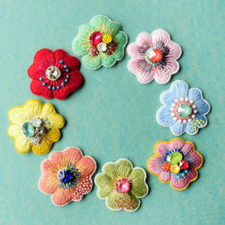 ＜Kira～ツムガレルハナ～＞花刺繍ブローチ「 青空の花庭 」 6枚目の画像