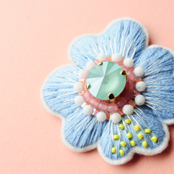 ＜Kira～ツムガレルハナ～＞花刺繍ブローチ「 青空の花庭 」 5枚目の画像