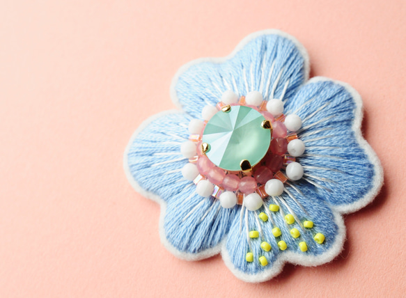 ＜Kira～ツムガレルハナ～＞花刺繍ブローチ「 青空の花庭 」 5枚目の画像