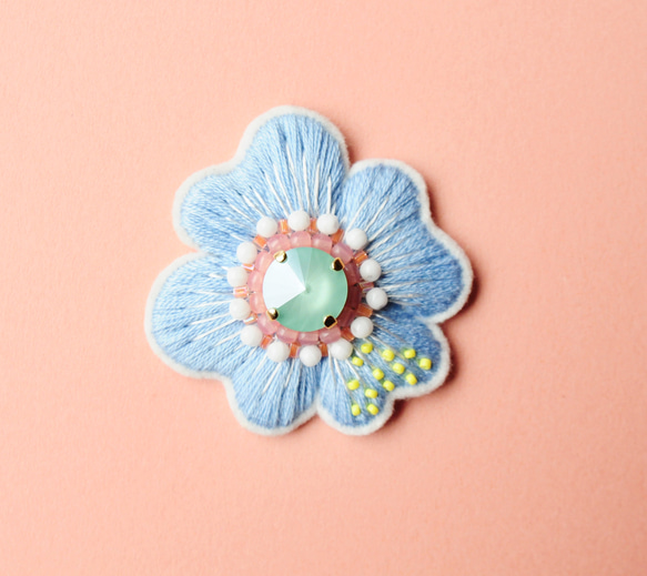 ＜Kira～ツムガレルハナ～＞花刺繍ブローチ「 青空の花庭 」 4枚目の画像