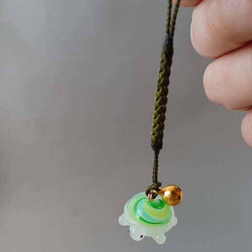 カメさんの根付け ストラップ グリーン ぐるぐる模様 鈴付き その他