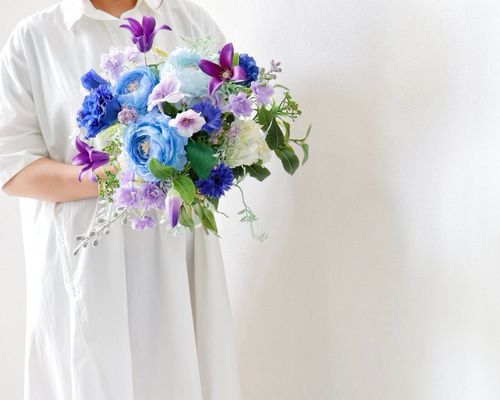 花屋が束ねるブルーパープルのブーケ(ブートニア付き)/ウェディングꕤ  