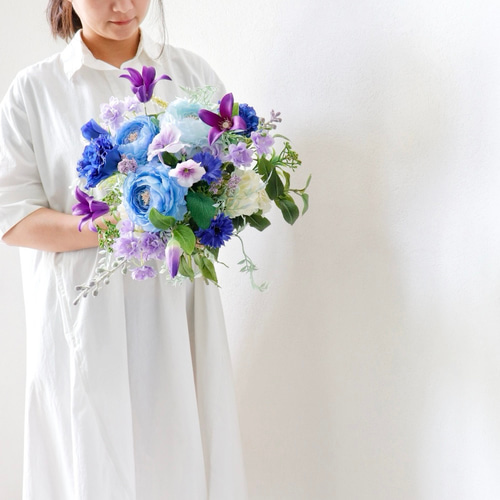花屋が束ねるブルーパープルのブーケ(ブートニア付き)/ウェディングꕤ 
