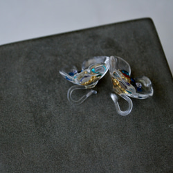 イヤリング『透明な水の花』青い宝石。ClearBlue　スワロをぎゅっと詰め込んだ、ノンホールピアス or ピアス 8枚目の画像
