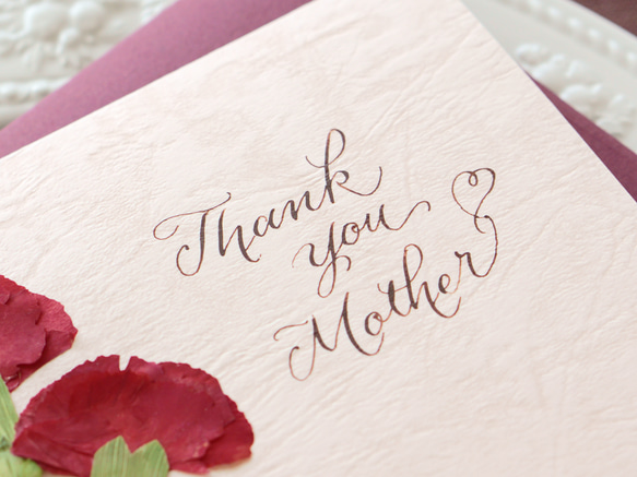 押し花とカリグラフィーの母の日カード【Thank you Mother】　本物のカーネーションのカード（赤） 3枚目の画像
