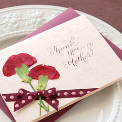 押し花とカリグラフィーの母の日カード【Thank you Mother】　本物のカーネーションのカード（赤） 1枚目の画像