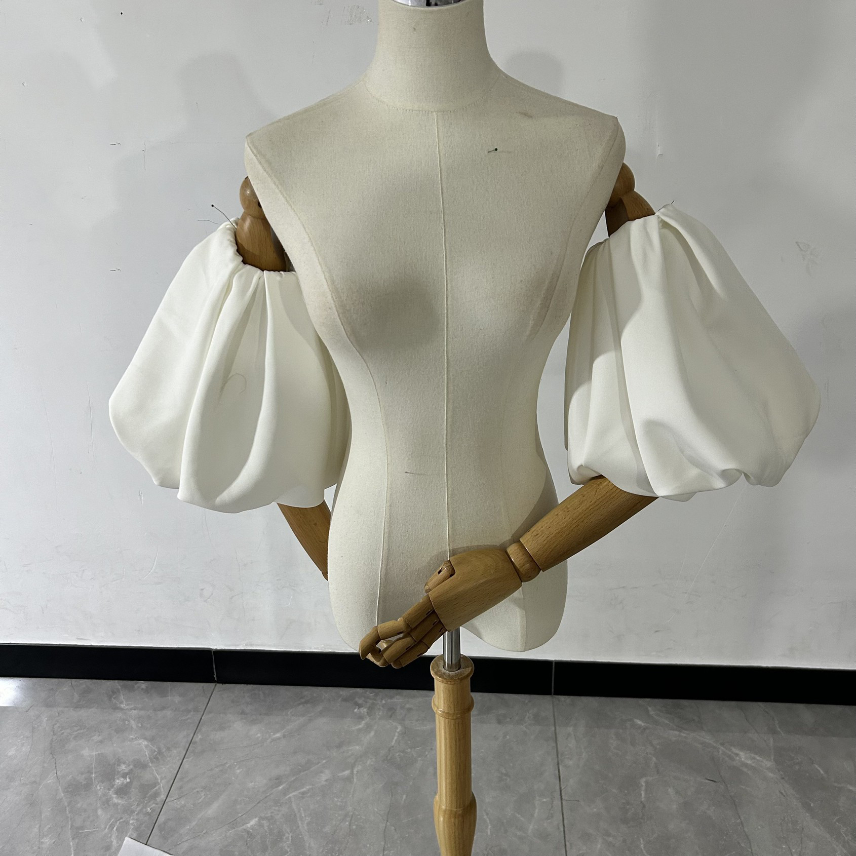 送料無料！取り外し袖 ホワイト ショルダーの付け袖 三角形パフスリーブ　ドレスアレンジ ウエディング お色直し　クレー