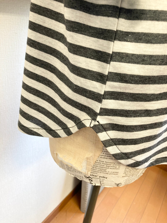 フレア袖が可愛い❤️ラメ入りボーダー柄フレア袖のトップス　チャコールグレー（サイズフリー L〜 L L） 7枚目の画像