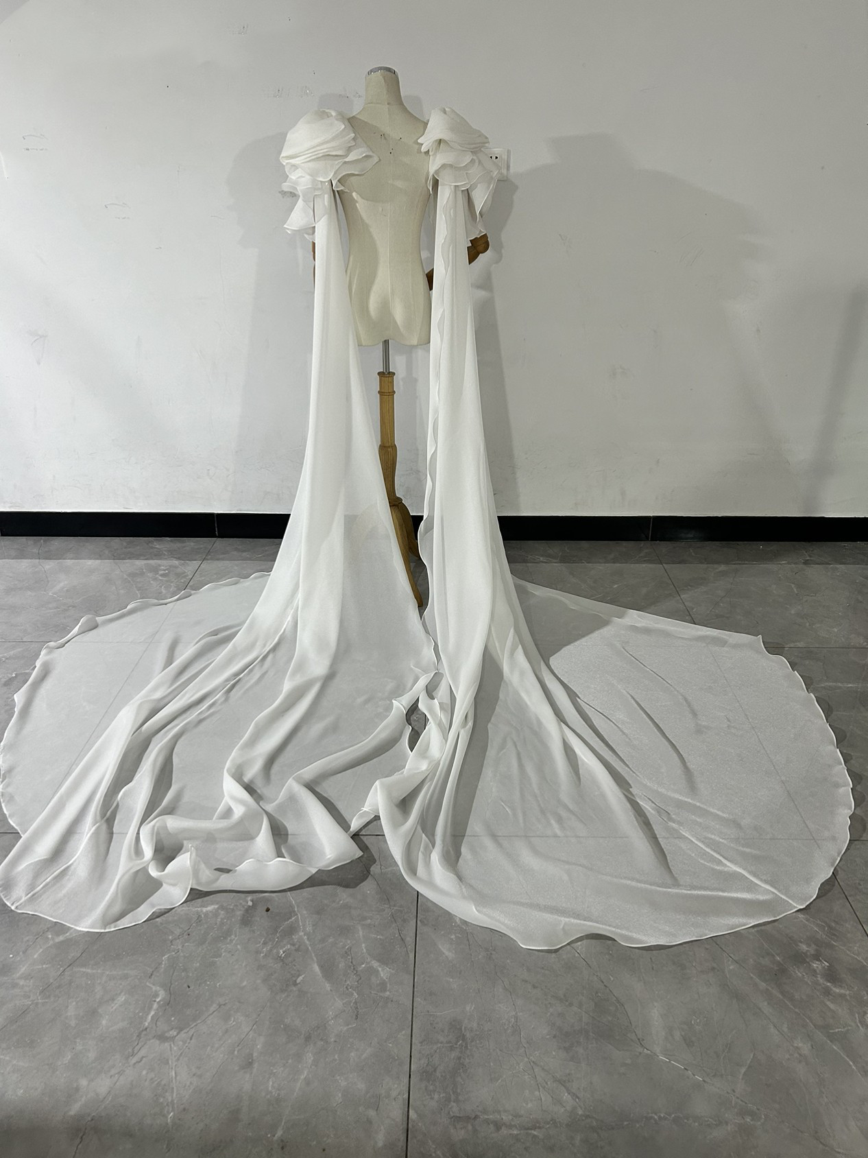 送料無料 ！上品！ホワイト ロングトレーン ポンチョ ラッフルトレーン 肩リボン /結婚式/披露宴/