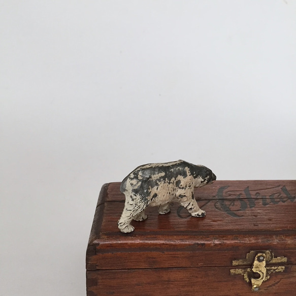 アンティークしろくま鉄のおもちゃ　オブジェ 動物フィギュリンbear figure　イギリス 2枚目の画像