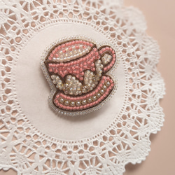 カップ＆ソーサー　ピンク　ビーズ刺繍ブローチ　 3枚目の画像