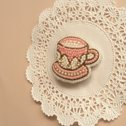カップ＆ソーサー　ピンク　ビーズ刺繍ブローチ　 4枚目の画像