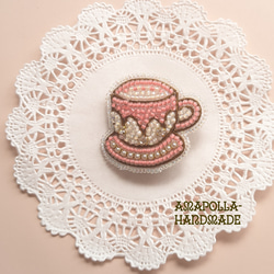 カップ＆ソーサー　ピンク　ビーズ刺繍ブローチ　 2枚目の画像