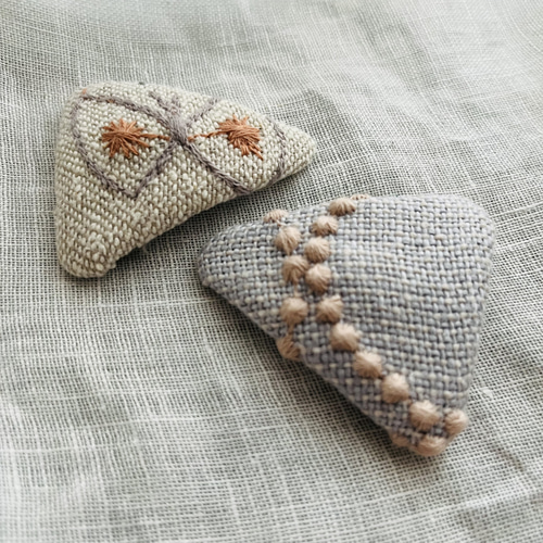 ミナペルホネン 大きめトライアングルパッチンピン2つ スカイフラワー  