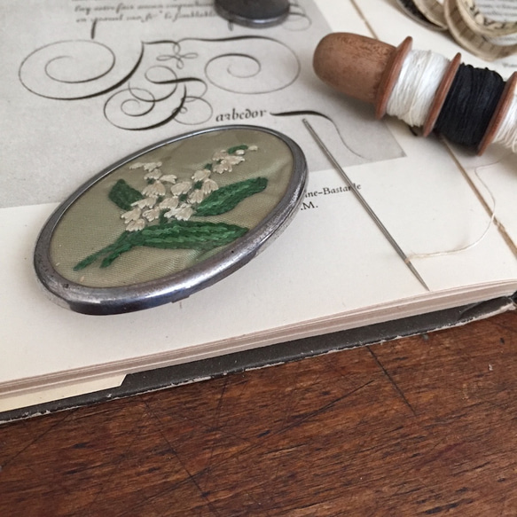 ヴィンテージスズラン刺繍ブローチ　ニードルワークブローチ　フラワー　イギリス　花　コスチュームジュエリー　母の日ギフト　 5枚目の画像