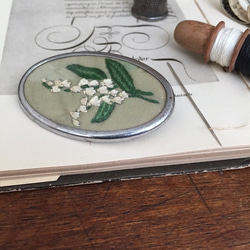 ヴィンテージスズラン刺繍ブローチ　ニードルワークブローチ　フラワー　イギリス　花　コスチュームジュエリー　母の日ギフト　 6枚目の画像