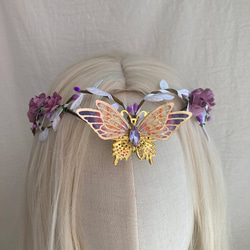 ハンドメイドの妖精蝶々が舞う紫の夢花冠 - 神秘的な輝きを放つ 1枚目の画像