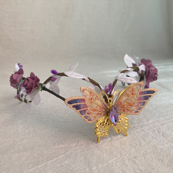 ハンドメイドの妖精蝶々が舞う紫の夢花冠 - 神秘的な輝きを放つ 3枚目の画像