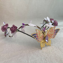 ハンドメイドの妖精蝶々が舞う紫の夢花冠 - 神秘的な輝きを放つ 4枚目の画像