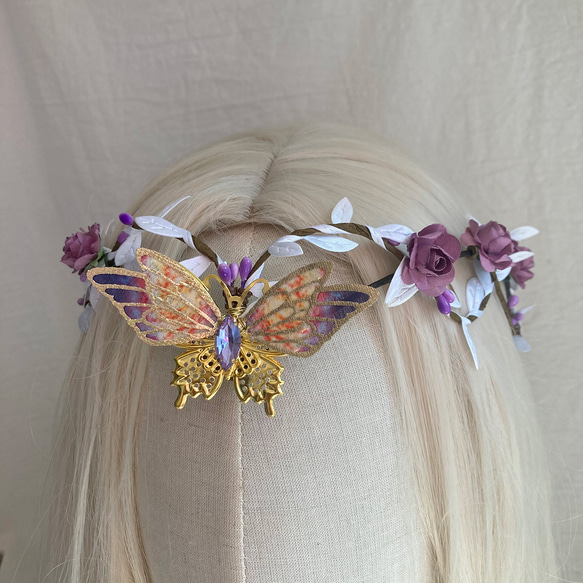 ハンドメイドの妖精蝶々が舞う紫の夢花冠 - 神秘的な輝きを放つ 2枚目の画像