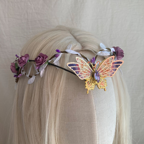 ハンドメイドの妖精蝶々が舞う紫の夢花冠 - 神秘的な輝きを放つ 5枚目の画像
