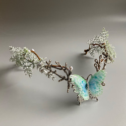 ハンドメイド蝶の舞う幻想的な森林花冠 - 緑陰の中の優雅な飛翔 4枚目の画像