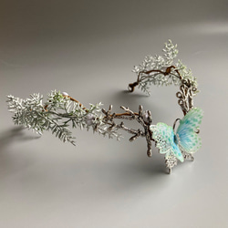 ハンドメイド蝶の舞う幻想的な森林花冠 - 緑陰の中の優雅な飛翔 5枚目の画像