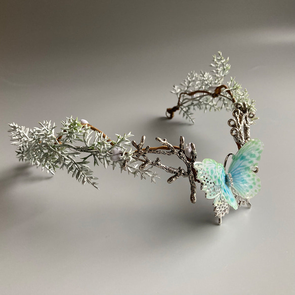 ハンドメイド蝶の舞う幻想的な森林花冠 - 緑陰の中の優雅な飛翔 5枚目の画像