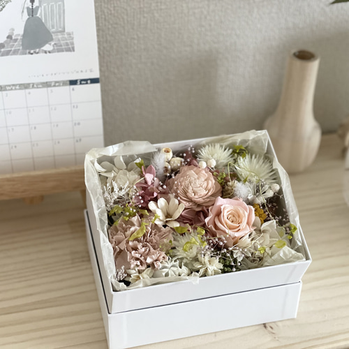 カーネーションのフラワーボックス】プリザーブドフラワー