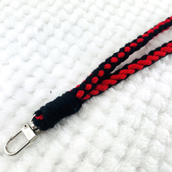マクラメ編み携帯用ショルダーベルト赤黒5本編み 3枚目の画像