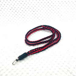 マクラメ編み携帯用ショルダーベルト赤黒5本編み 6枚目の画像