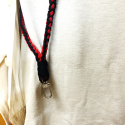 マクラメ編み携帯用ショルダーベルト赤黒5本編み 5枚目の画像