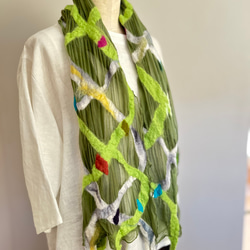 羊毛フェルト・手染めシルクのマフラー（緑） 2枚目の画像