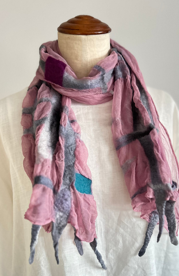 羊毛フェルト・手染めシルクのマフラー（ピンク） 3枚目の画像