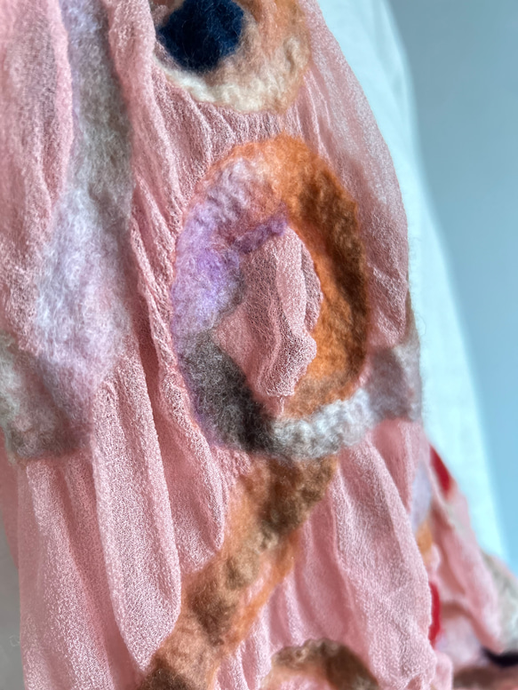 羊毛フェルト・手染めシルクのマフラー（ピンク） 3枚目の画像