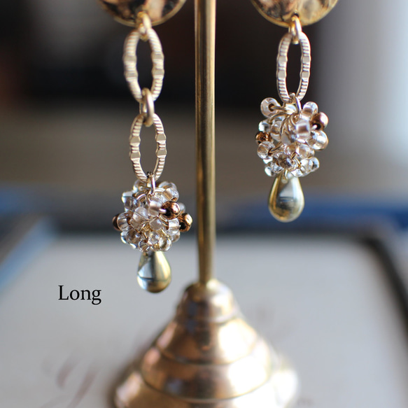 質感の美しい華やかなイヤリング金具を使ったチェコ雫ビーズのボリューム粒々ロングイヤリング 3枚目の画像