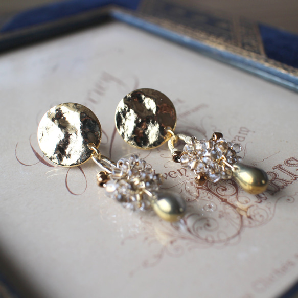 質感の美しい華やかなイヤリング金具を使ったチェコ雫ビーズのボリューム粒々ロングイヤリング 10枚目の画像