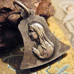 フランス アンティーク 鐘型 聖母マリア メダイ クロス チャーム 2枚目の画像