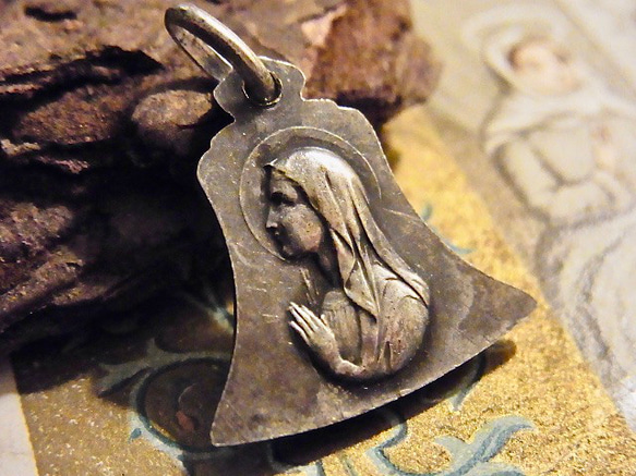 フランス アンティーク 鐘型 聖母マリア メダイ クロス チャーム 2枚目の画像