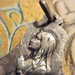 フランス アンティーク 鐘型 聖母マリア メダイ クロス チャーム 10枚目の画像
