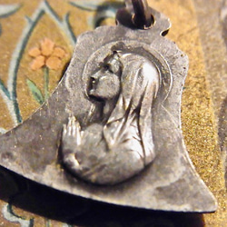 フランス アンティーク 鐘型 聖母マリア メダイ クロス チャーム 5枚目の画像