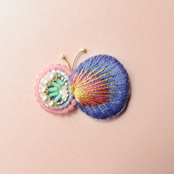 ＜ Eternal Butterfly ～ イロドル蝶の装身具 ～＞刺繍ブローチ『 ブルーパープル × ライトピンク 』 2枚目の画像