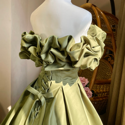 憧れのドレス　高級サテン　オフショルダー　二の腕カバー　グリーン　サイズオーダー可能　床付く　グリーン　ウェディングドレ 5枚目の画像