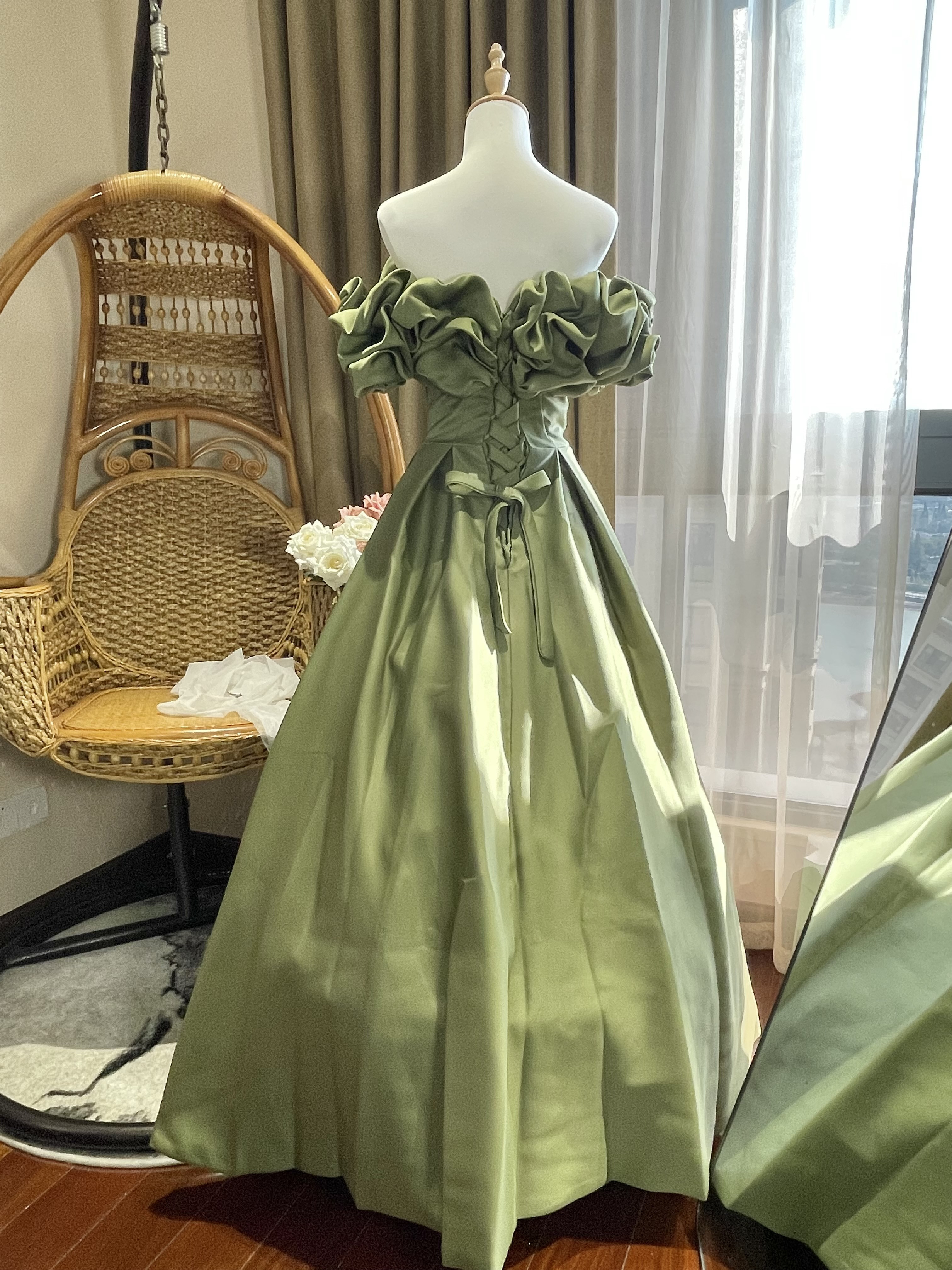 憧れのドレス　高級サテン　オフショルダー　二の腕カバー　グリーン　サイズオーダー可能　床付く　グリーン　ウェディングドレ