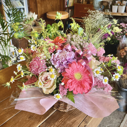 お花屋さんの生花フラワーアレンジメント〜ピンク〜　お祝い・母の日2024 3枚目の画像