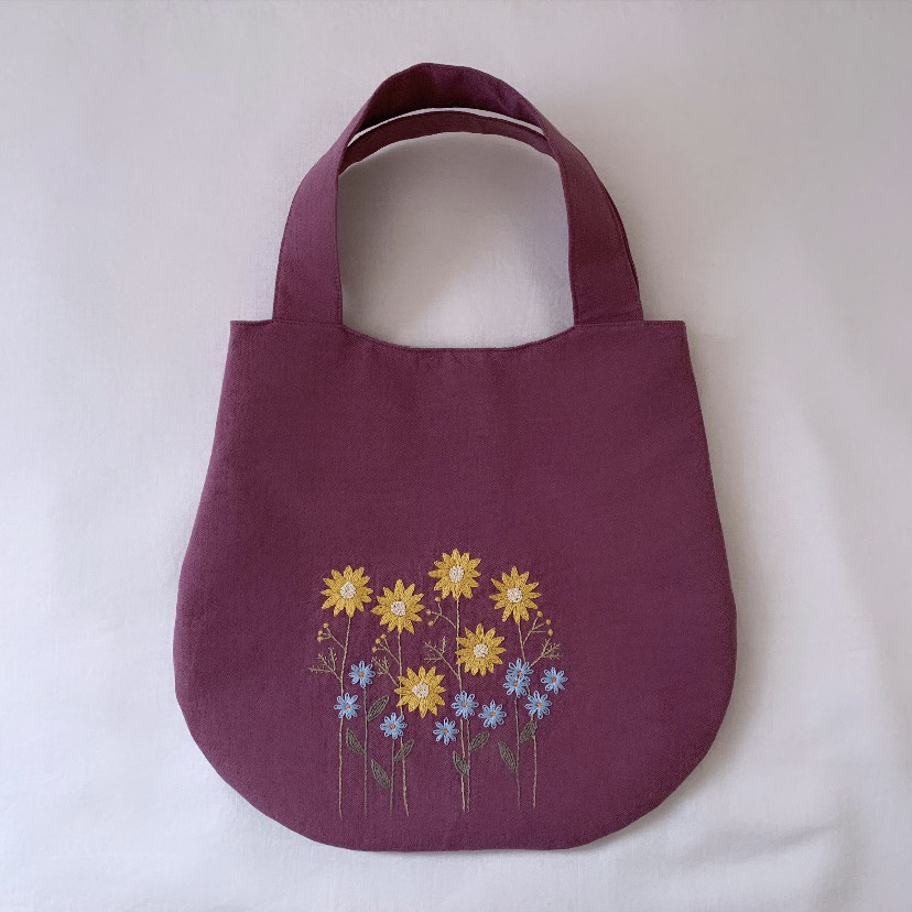 【A4ｻｲｽﾞ】草花手刺繍/綿麻ラウンドトートバッグ/スモークラズベリー【くが屋】