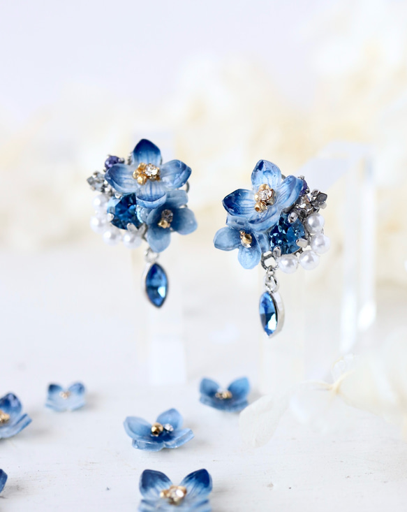 青い紫陽花ときらめくbijouのピアス／イヤリング　フォーマル、ギフト 1枚目の画像