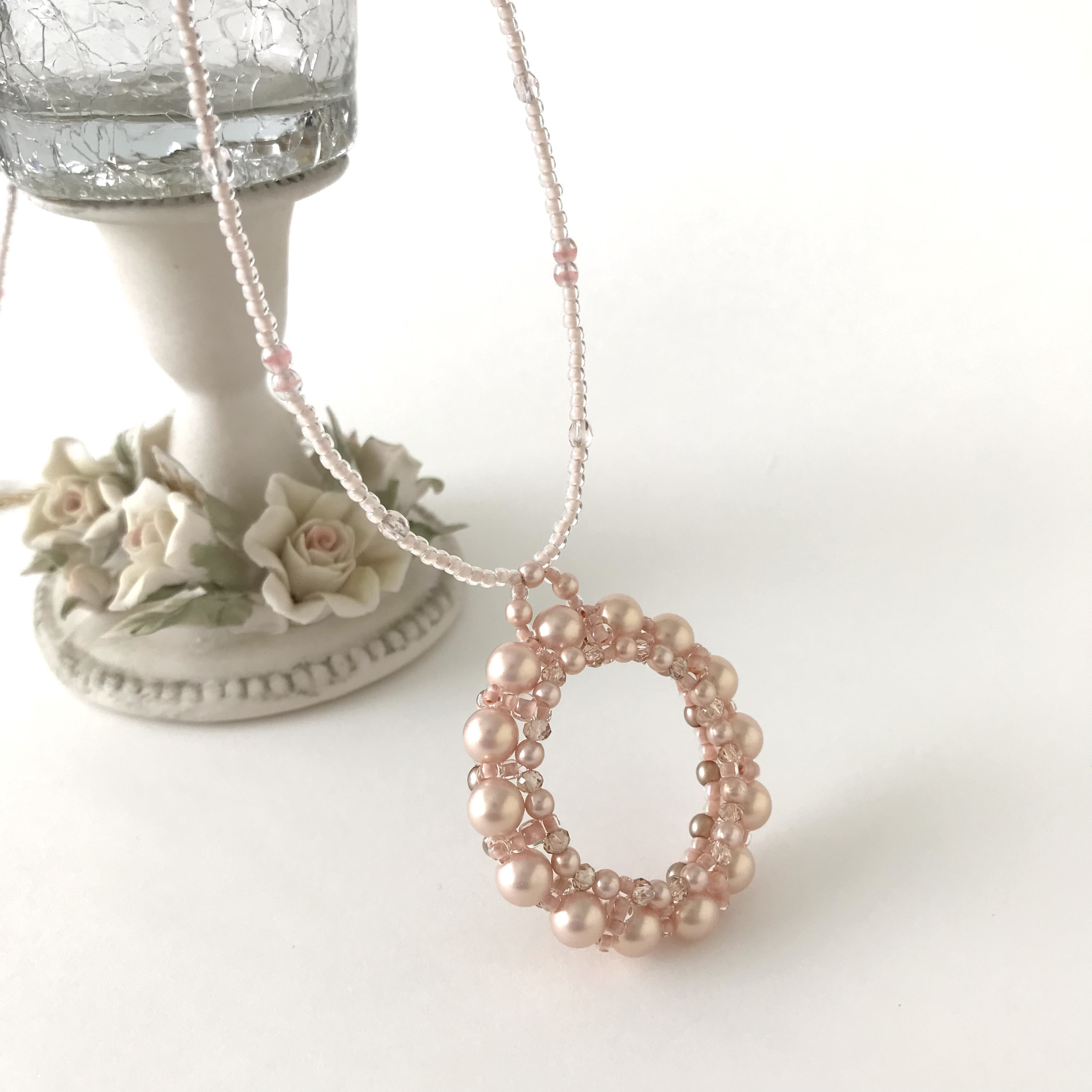 パール編みの サークル モチーフ ネックレス ピンク パステルカラー 春色 ビーズ サークルネックレス 桜色