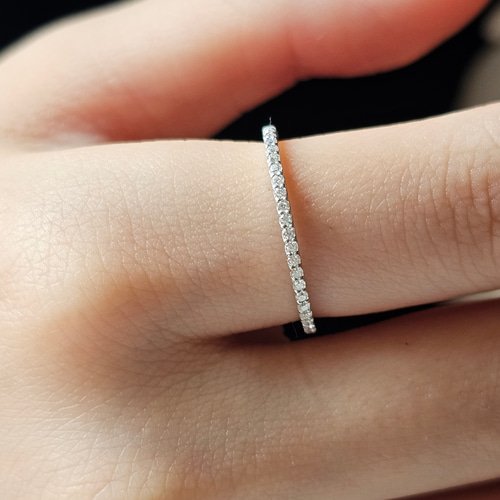 モアッサナイト1.1mmハーフエタニティSV925リング、華奢で重ね付けに