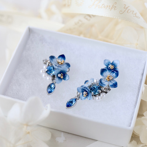 青い紫陽花ときらめくbijouのピアス／イヤリング（右耳）+イヤーカフ